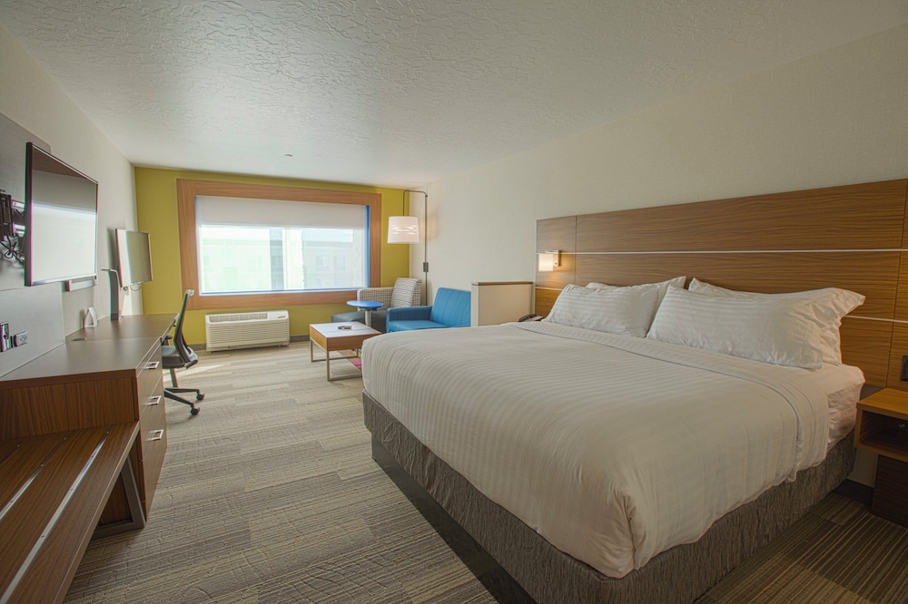Suite, King Bed, Accessible