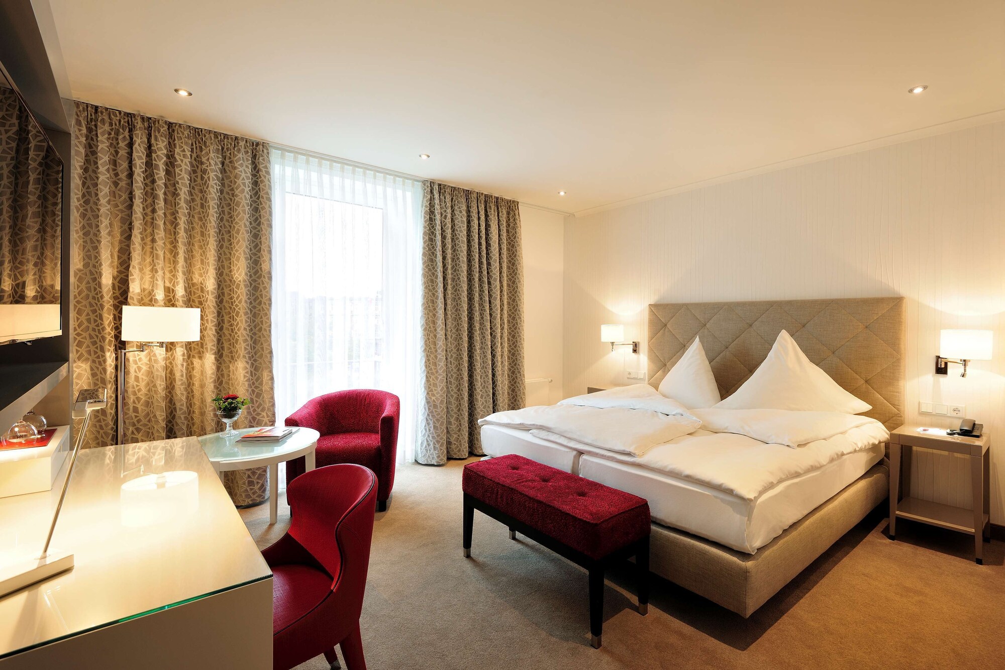 SUPERIOR, QUEEN BED
