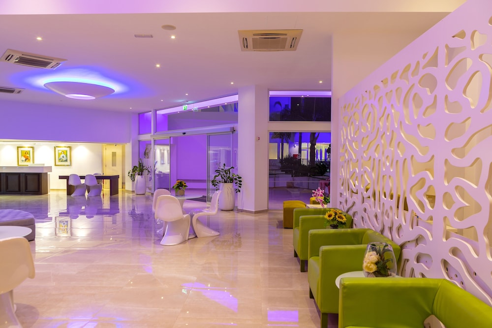 Limanaki Beach Hotel & Suites 31/36