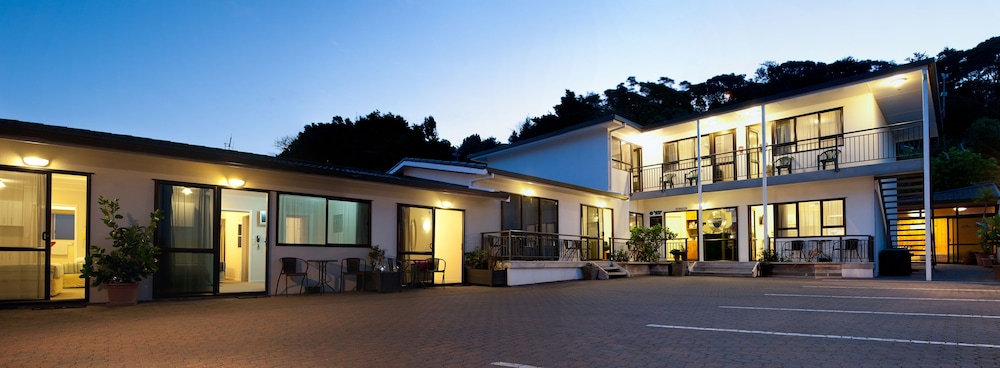 Outrigger Motel 30/38