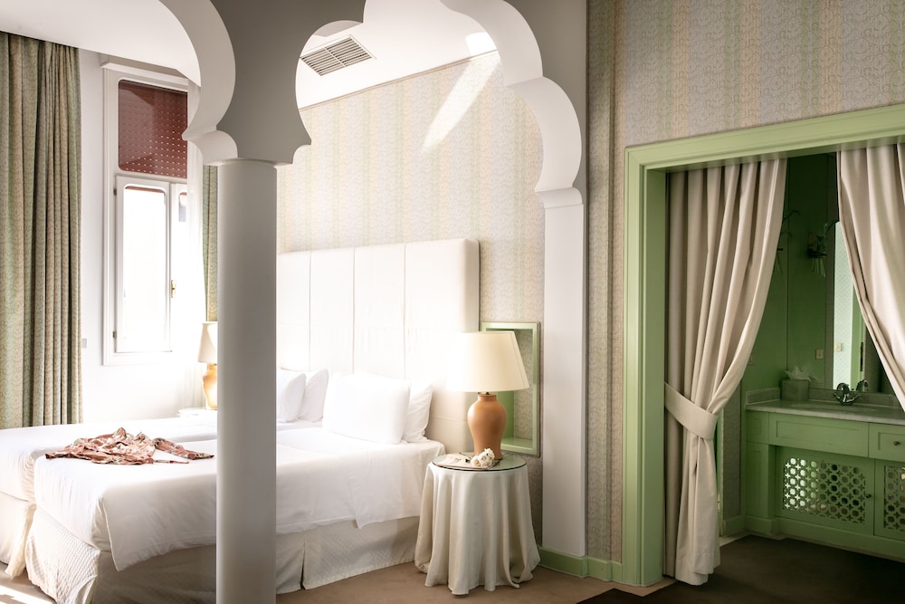 GRAND, DELUXE, DOUBLE BED
