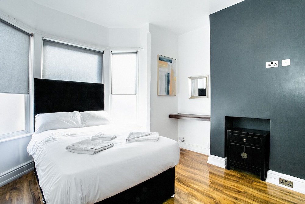 FENNERS HOTEL 13/32