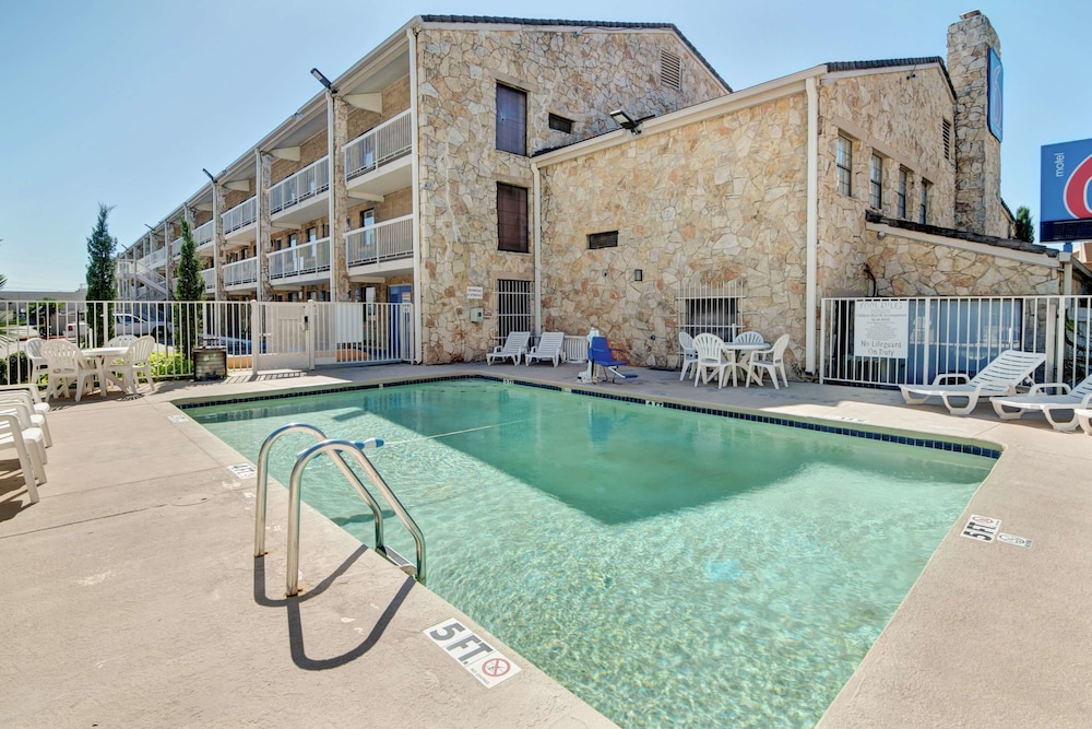 Motel6 Dallas, TX - Forest Lane 6/41