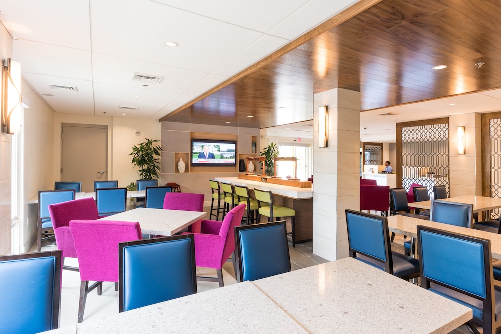 Holiday Inn Express Charleston US Hwy 17 & I-526 5/77