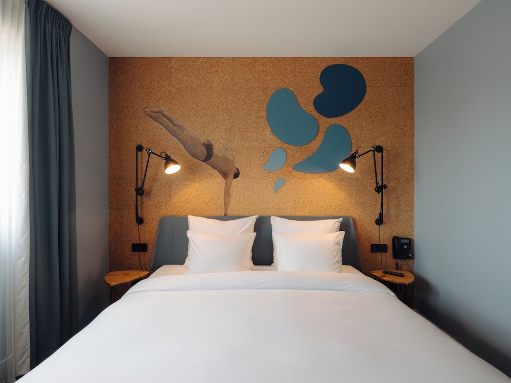 ROOM, DOUBLE BED