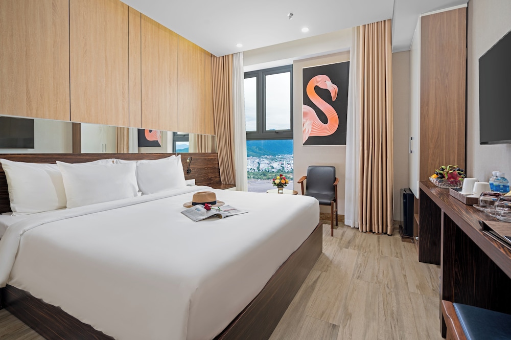 SUPERIOR, DOUBLE BED, CITY VIEW
