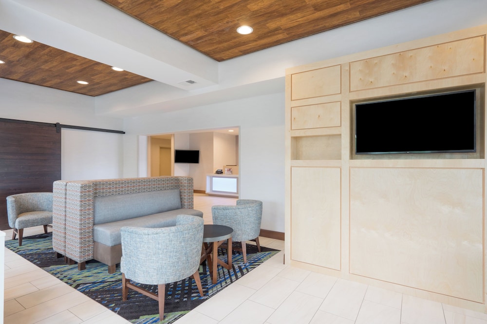 Holiday Inn Express Hotel Suites Frankfort 53/74