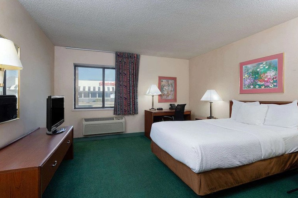 STUDIO, SUITE, KING BED