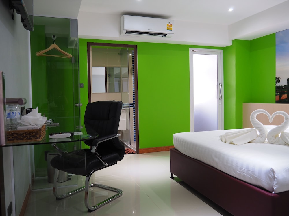 Blue Orchids Hotel 33/66