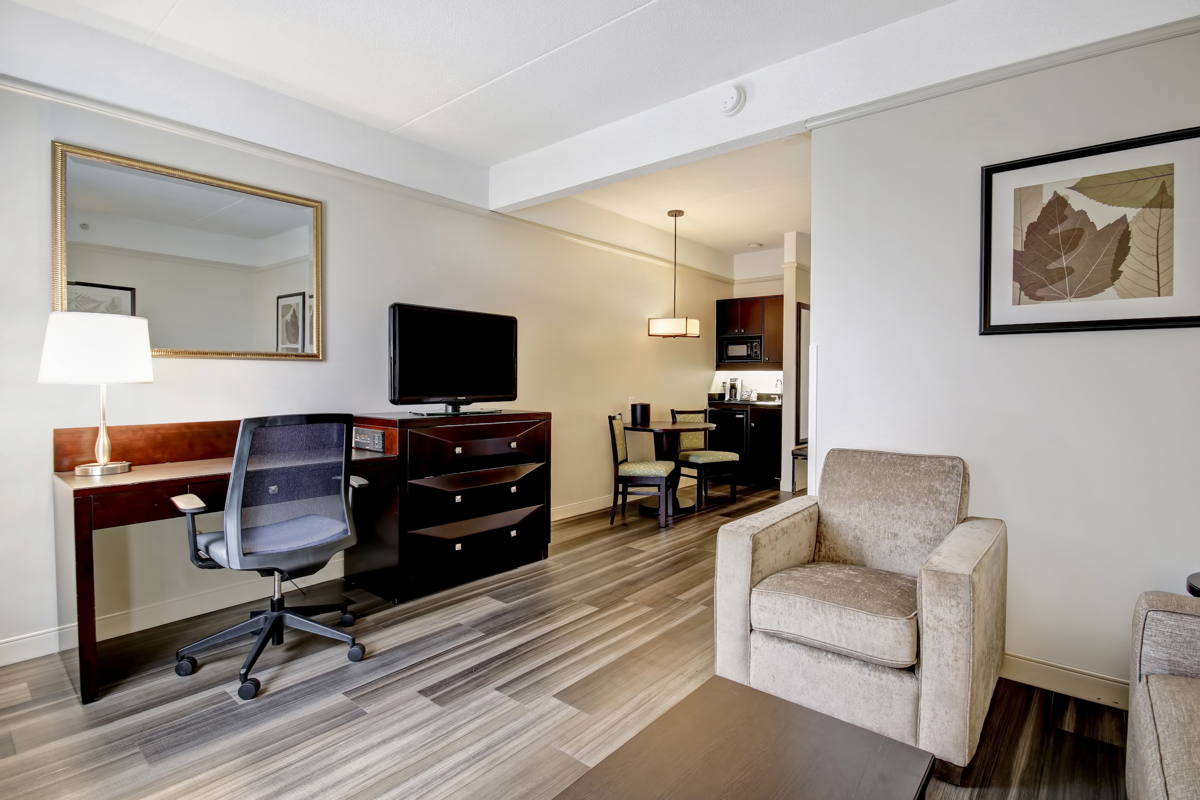 Holiday Inn Suites Windsor Ambassador Bridge 60/72