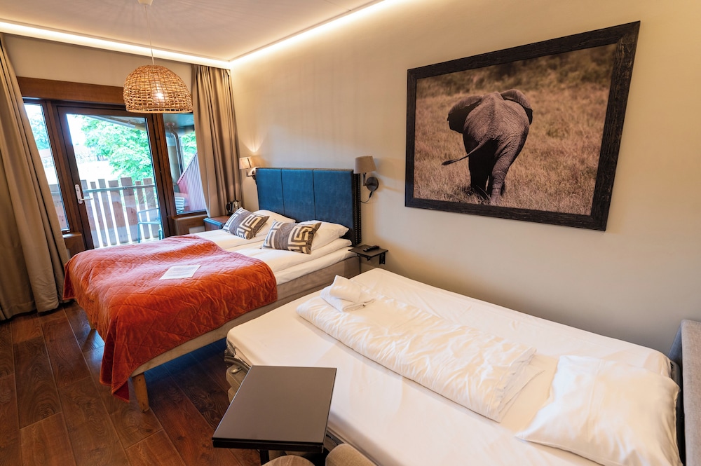 Standard, Queen Bed, Sofa