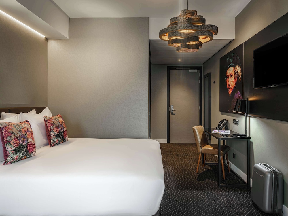 PRIVILEGE, DOUBLE BED