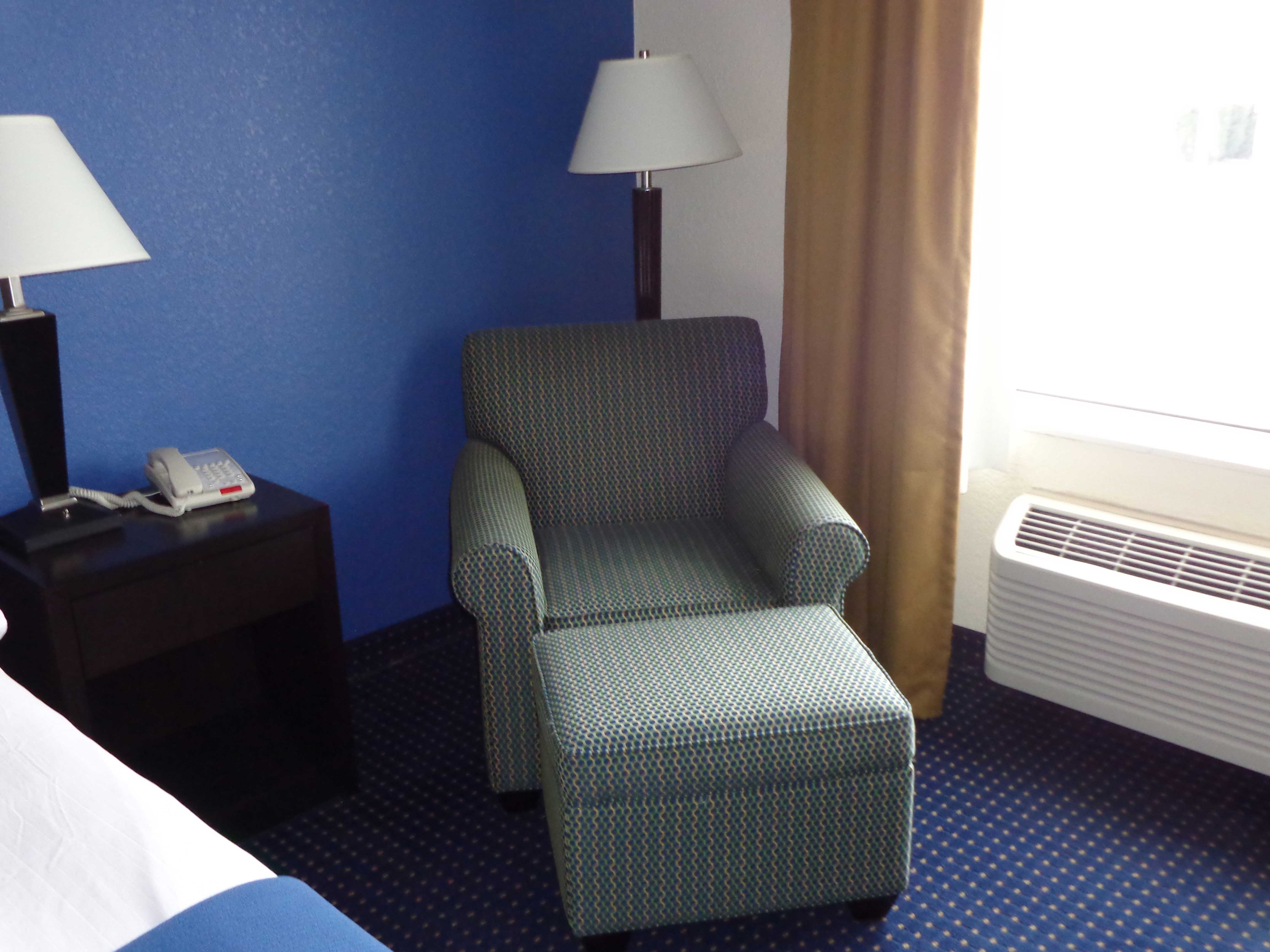 Holiday Inn Express Suites New Buffalo 58/76