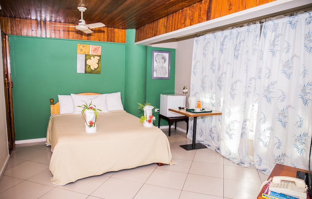 The Hideaway Hotel 24/39