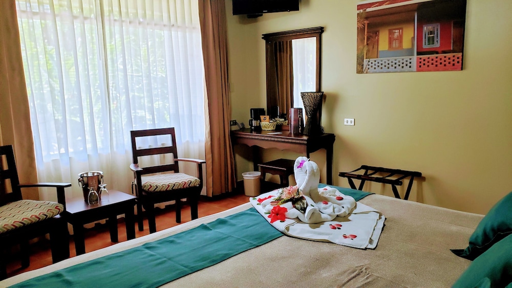 VOLCANO LODGE AND SPRINGS 23/68