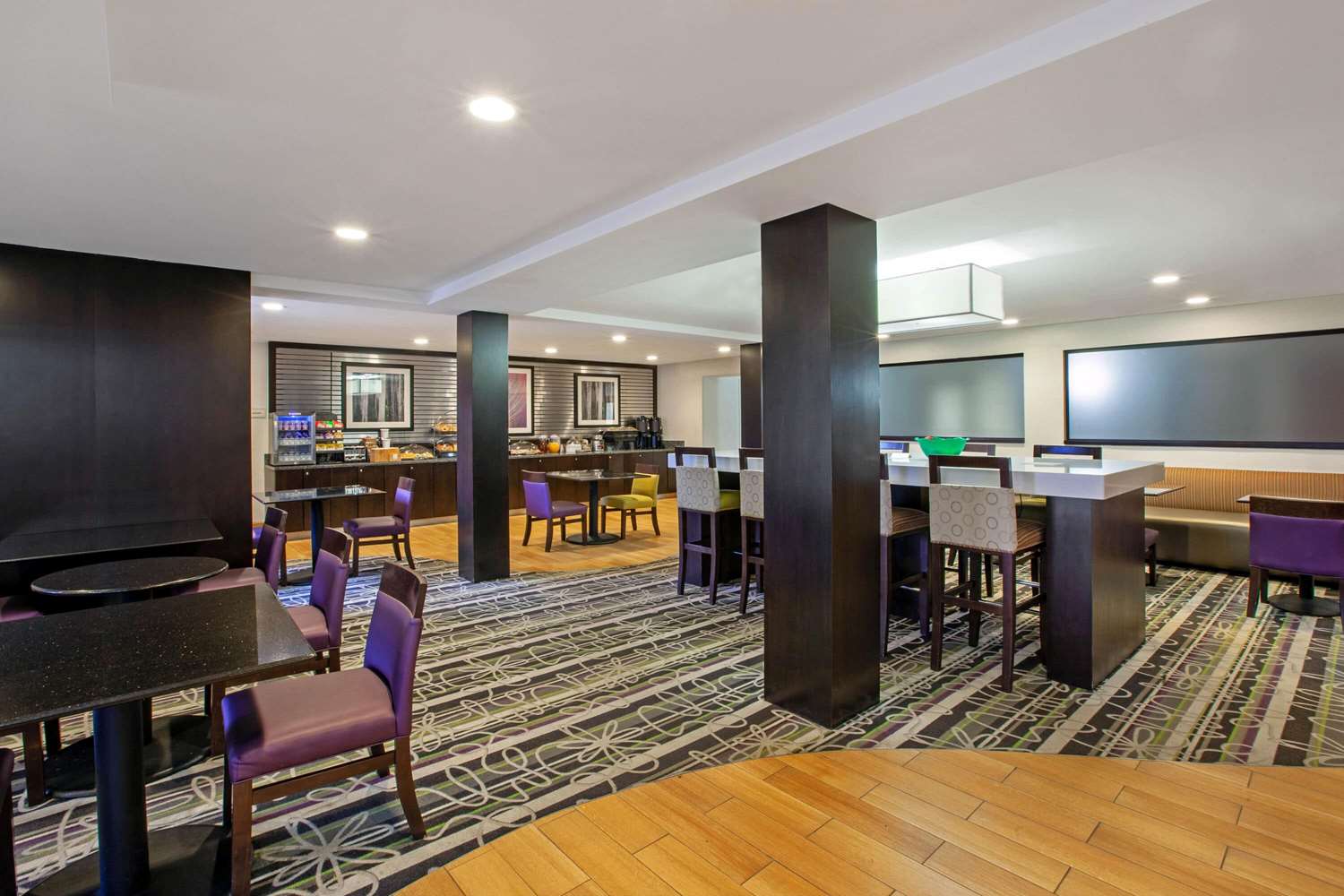 La Quinta Inn & Suites by Wyndham Detroit Metro Airport 41/55