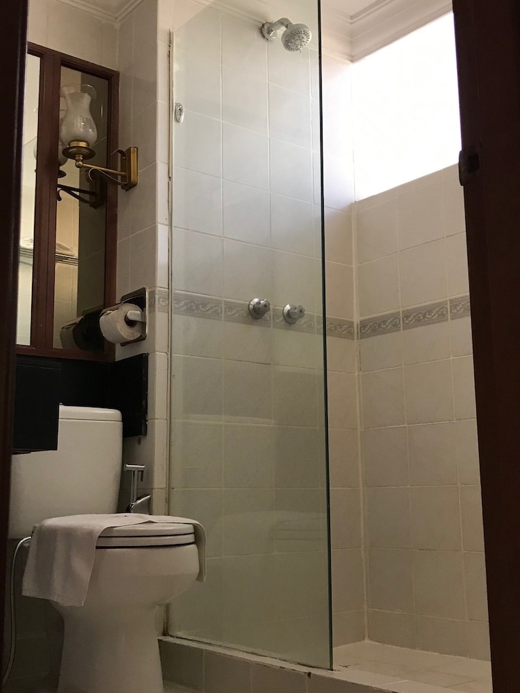 The Executive Hotel 24/25