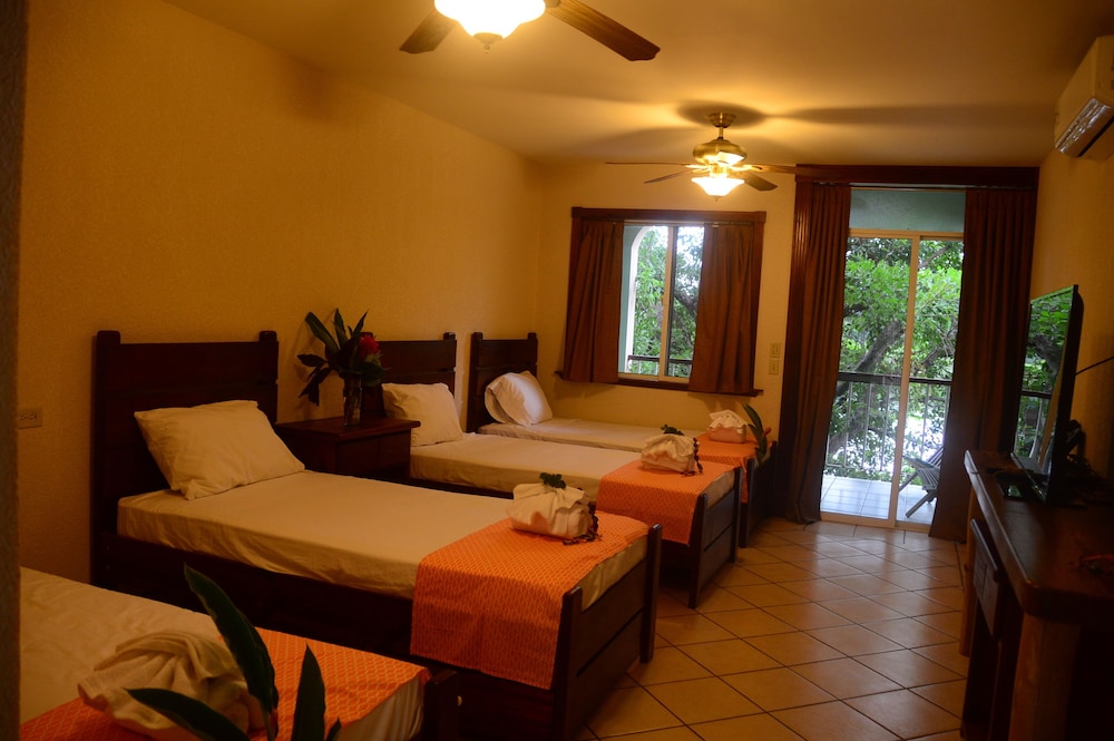 LAMANAI LANDINGS HOTEL AND MARINA 42/76