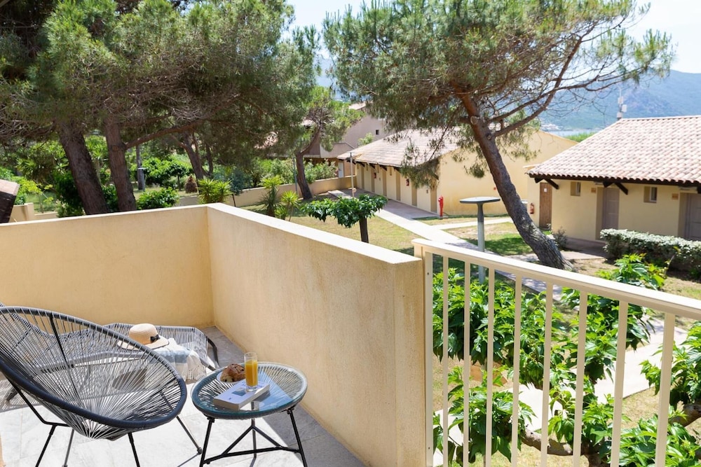 Marina Di Lava Hotel 11/60