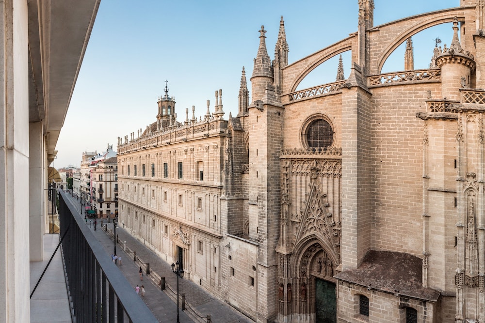 PUERTA CATEDRAL SUITES 1/50