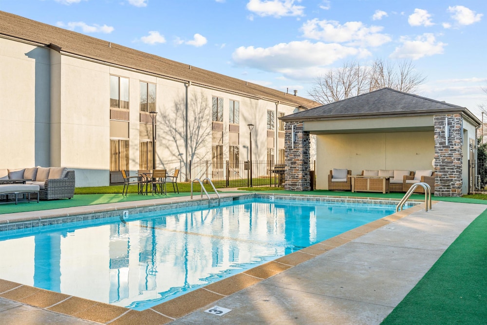 Best Western Courtview Hotel 66/68