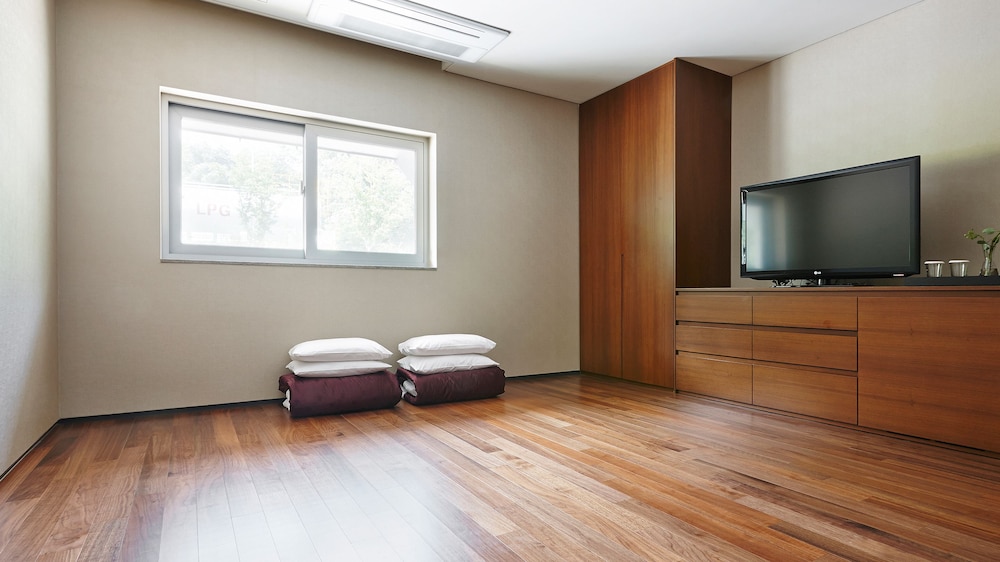 The Suites Hotel Namwon 40/75