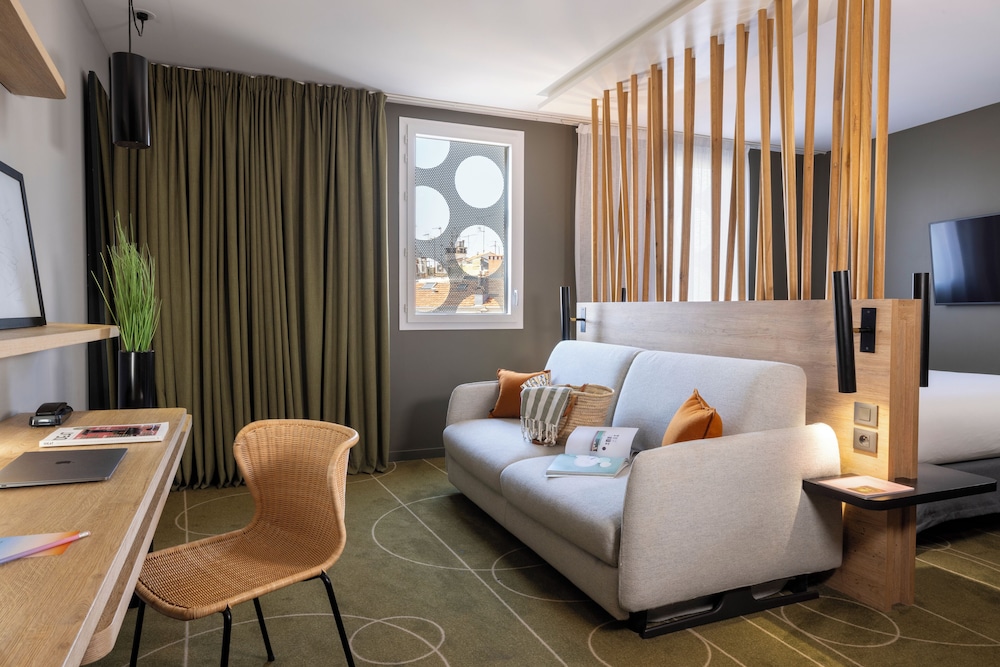 EXECUTIVE, KING BED, SOFA