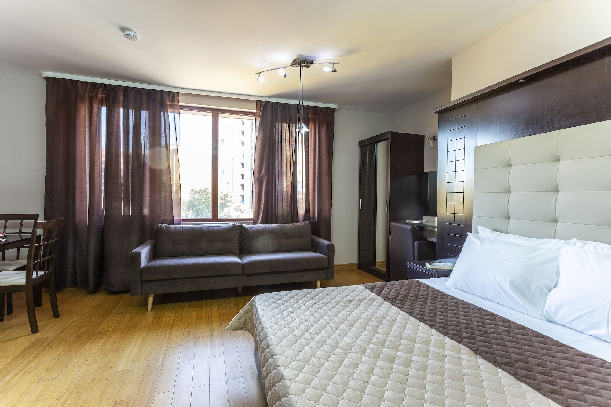 DELUXE, STUDIO, QUEEN BED, SOFA