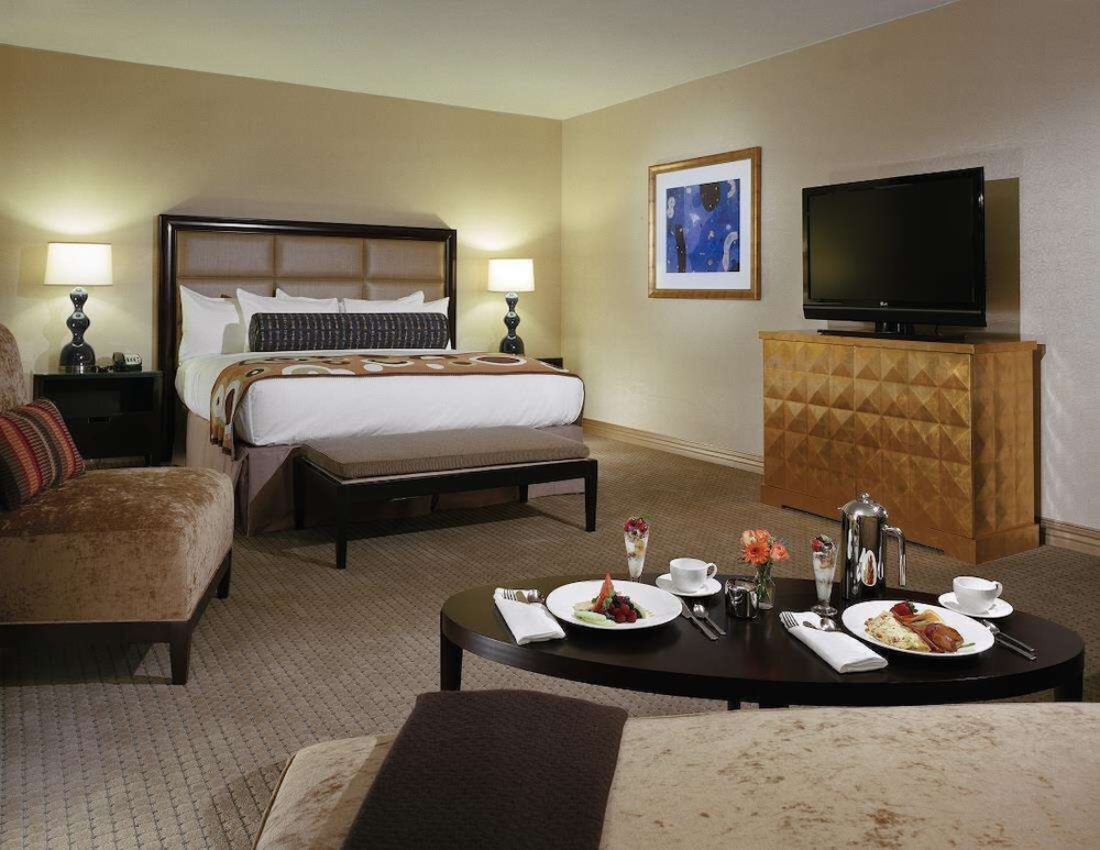 Hilton Baltimore Inner Harbor 34/84