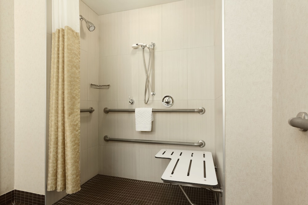 DoubleTree by Hilton Boston Bayside photo2