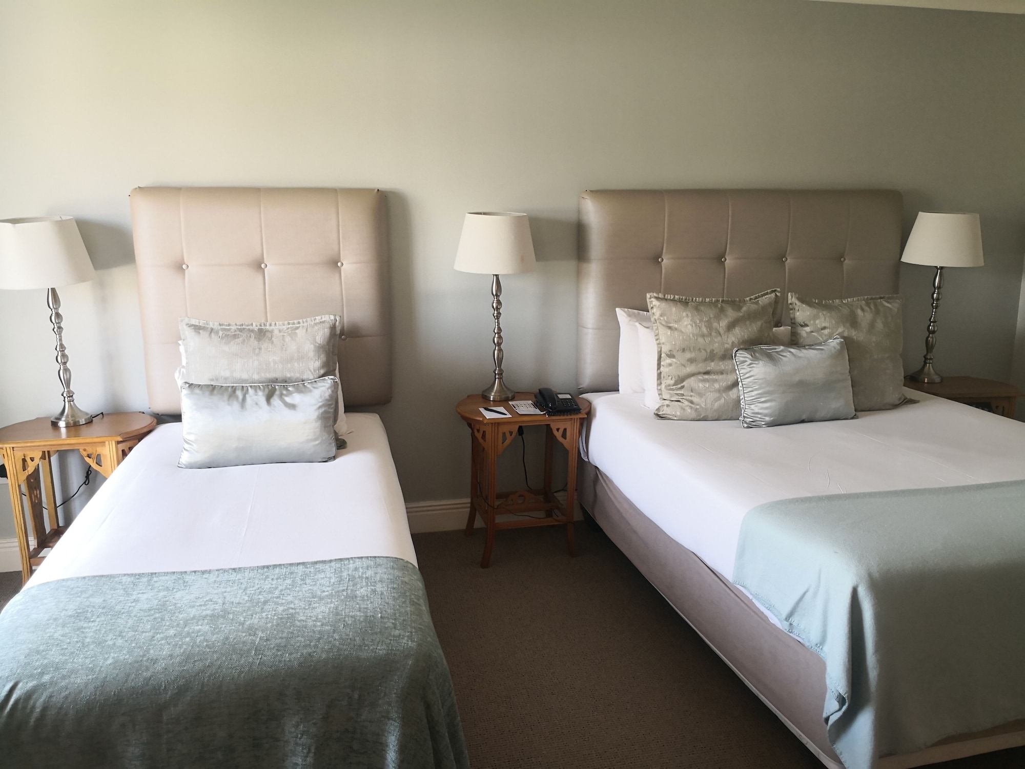 غرفة عائلية ثلاثية بسرير كوين وسرير فردي، The Riverside Hotel 3/6