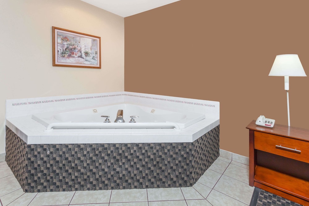 Days Inn by Wyndham Imlay City 15/48