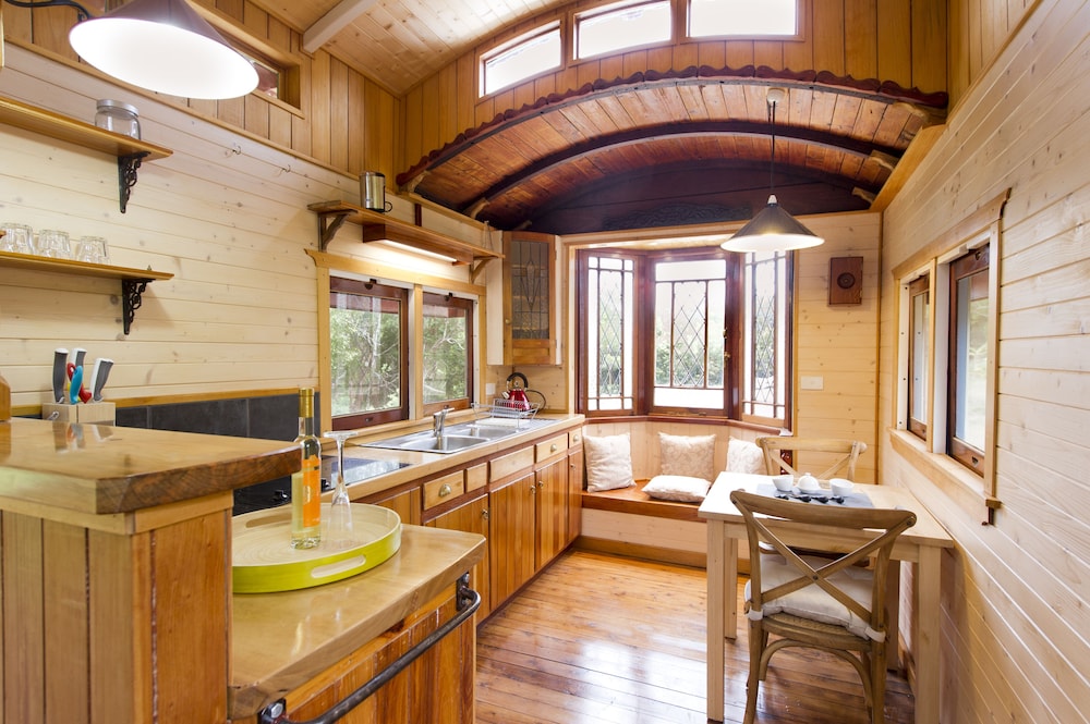 GLASS HOUSE MOUNTAINS ECOLODGE 24/34