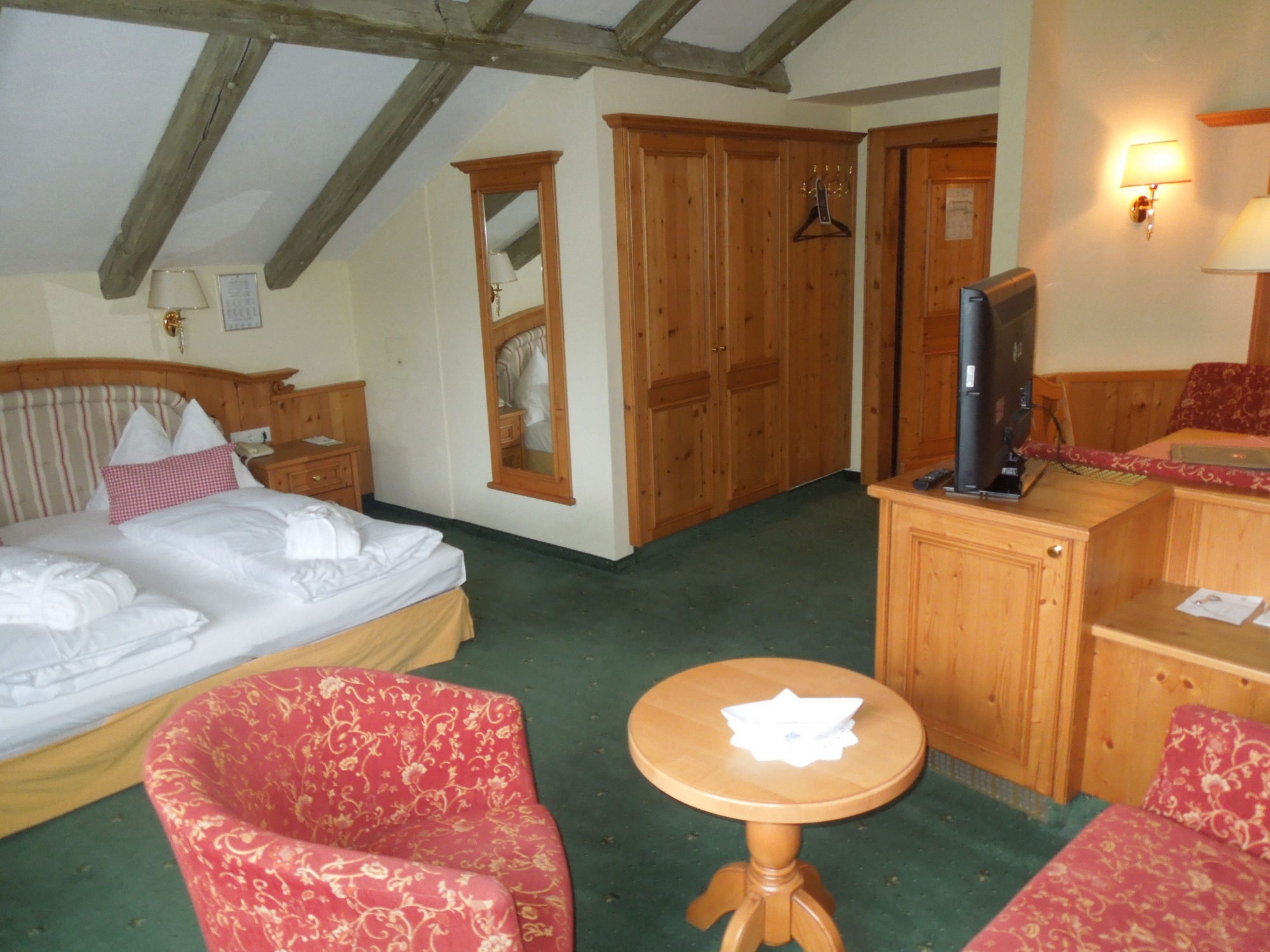 ECONOMY, QUEEN BED
