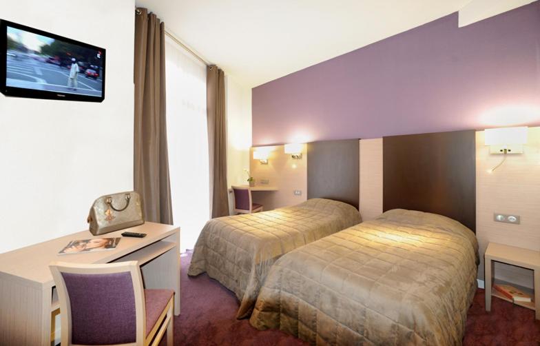 غرفة بسرير مزدوج أو سريرين منفصلين، Hôtel Roc De Massabielle 2/8