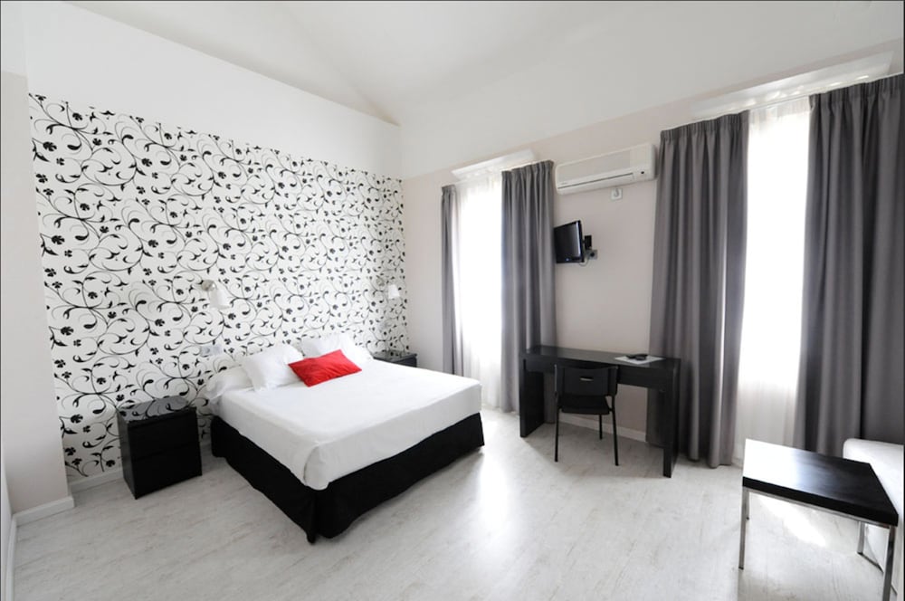 Hostal Domus 18/36
