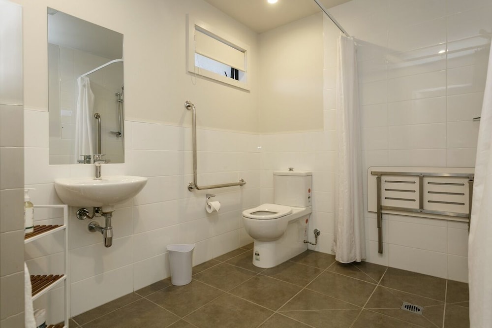 Studio, King Bed, Lake Wing, Accessible