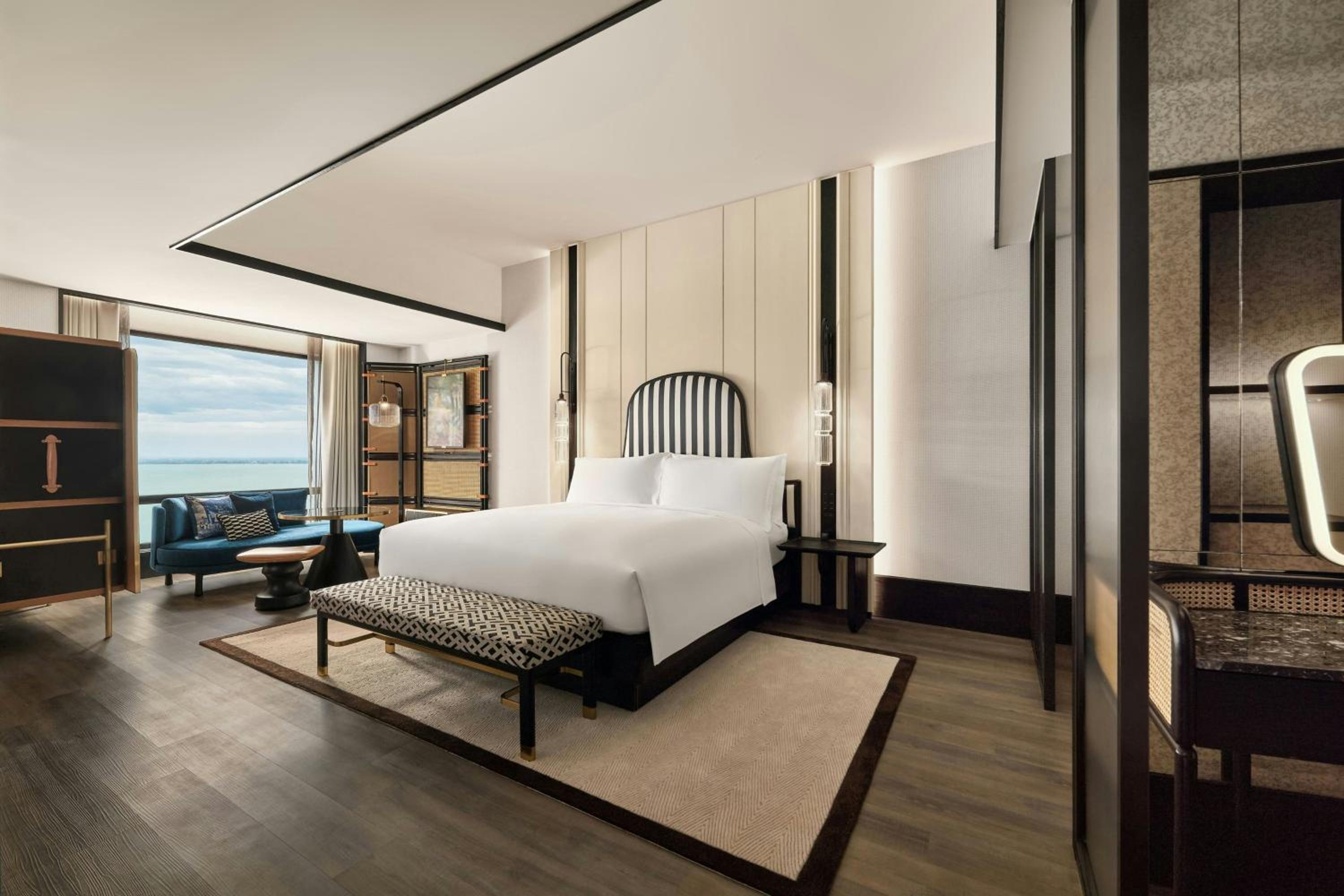 Traders, King Bed, Sea View