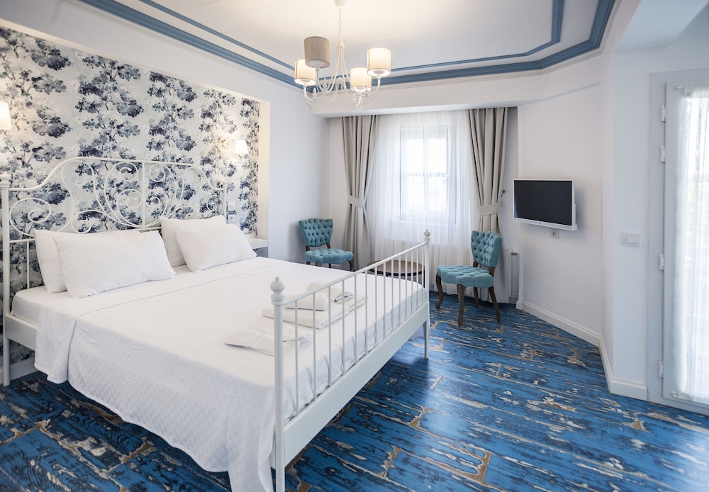 DELUXE, DOUBLE BED, PARTIAL SEA VIEW, BALCONY