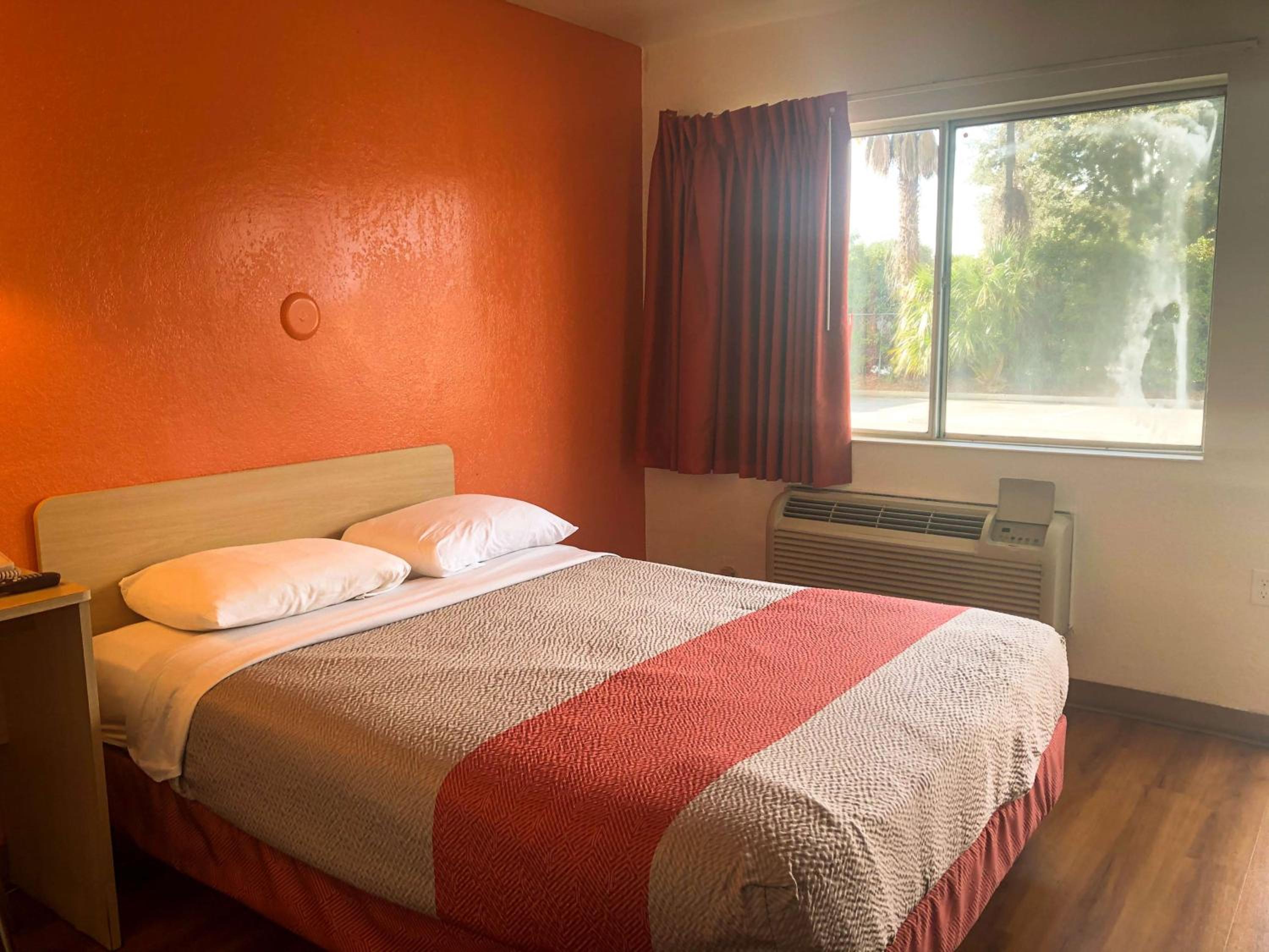 1 Full Bed - Micfridge، Motel6 Jacksonville, FL - Orange Park 4/10