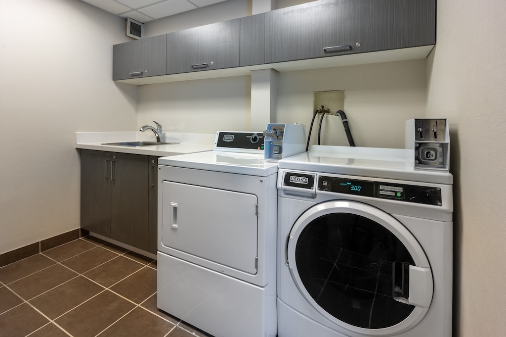 Holiday Inn Express Suites Vaughan 36/78