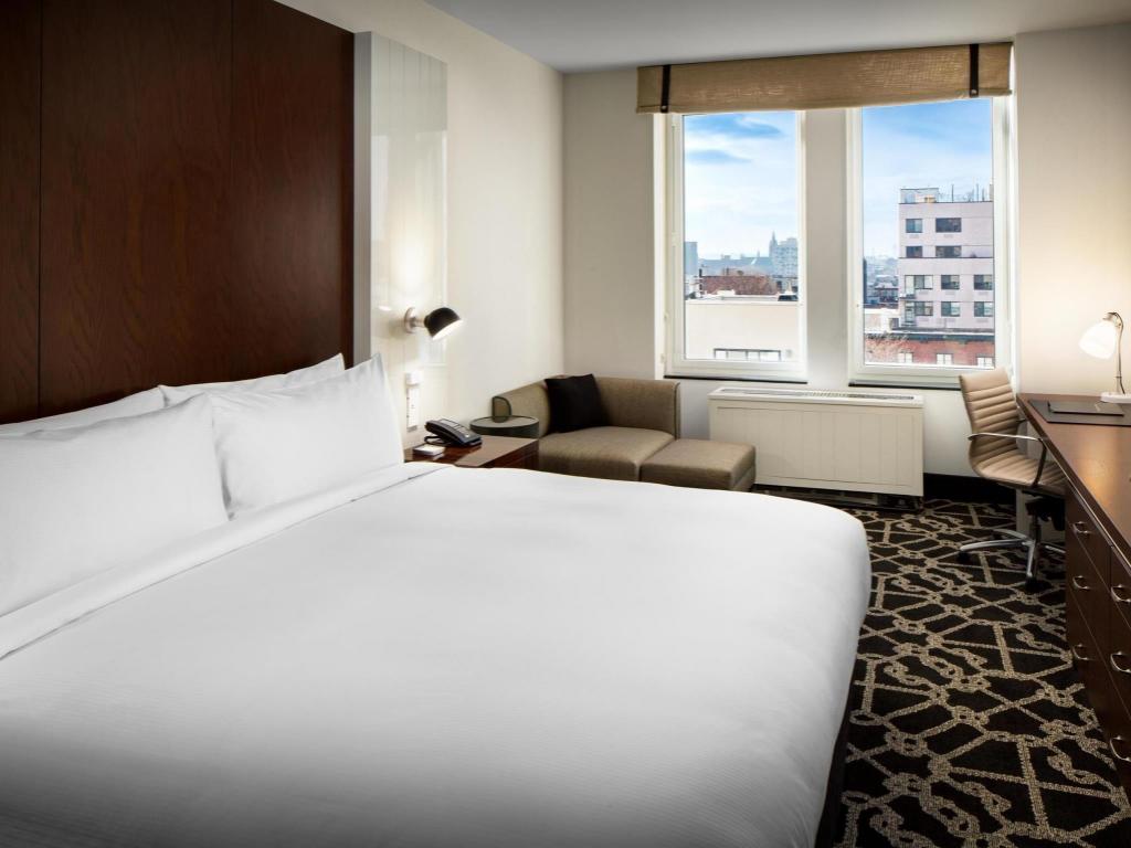 Room, King Bed, Executive Level, Accessible