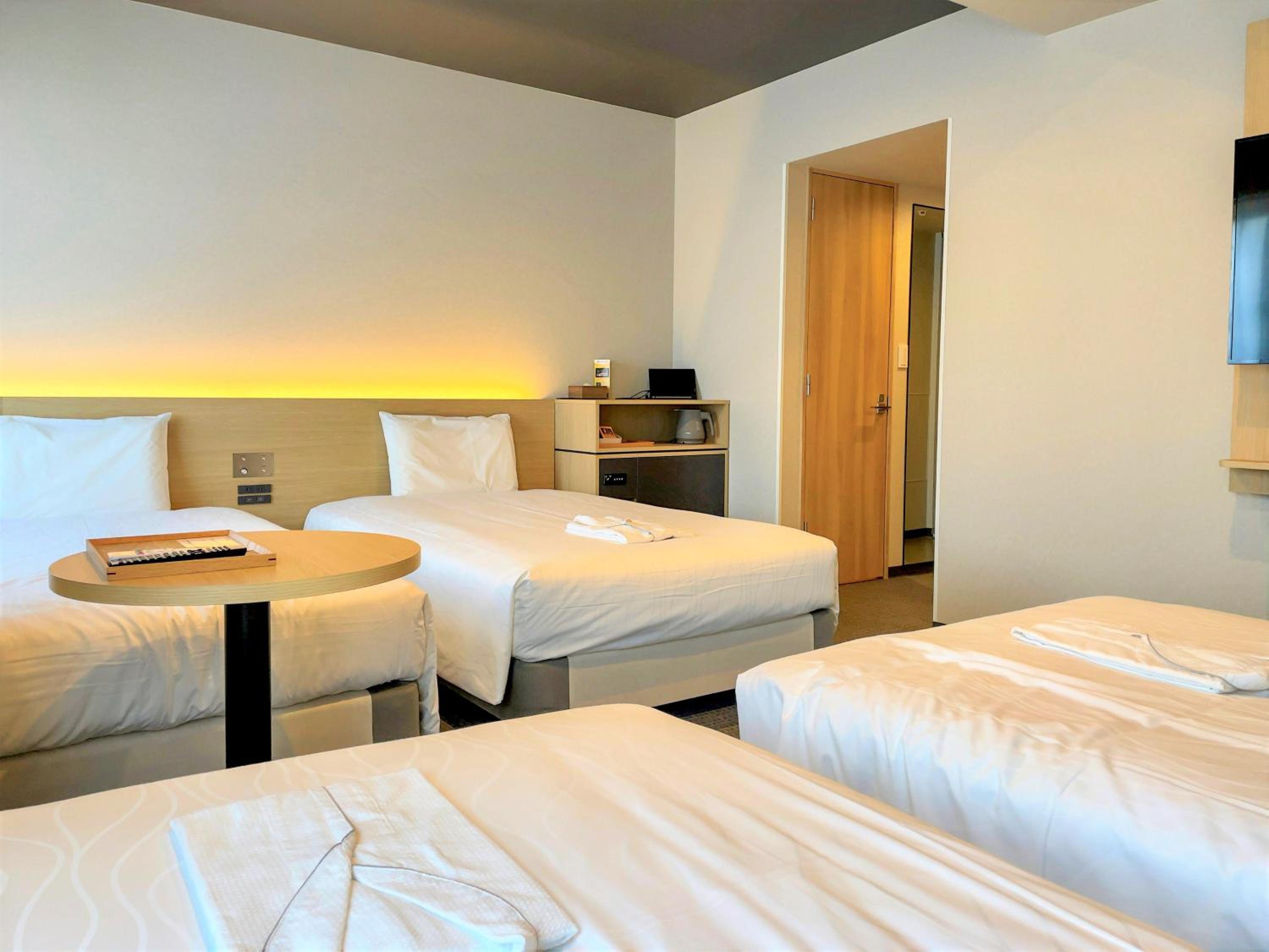 ROOM, QUADRUPLE