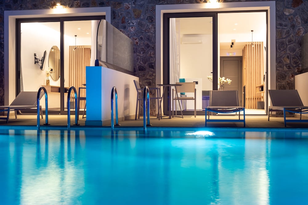 Zoes Hotel 16/36