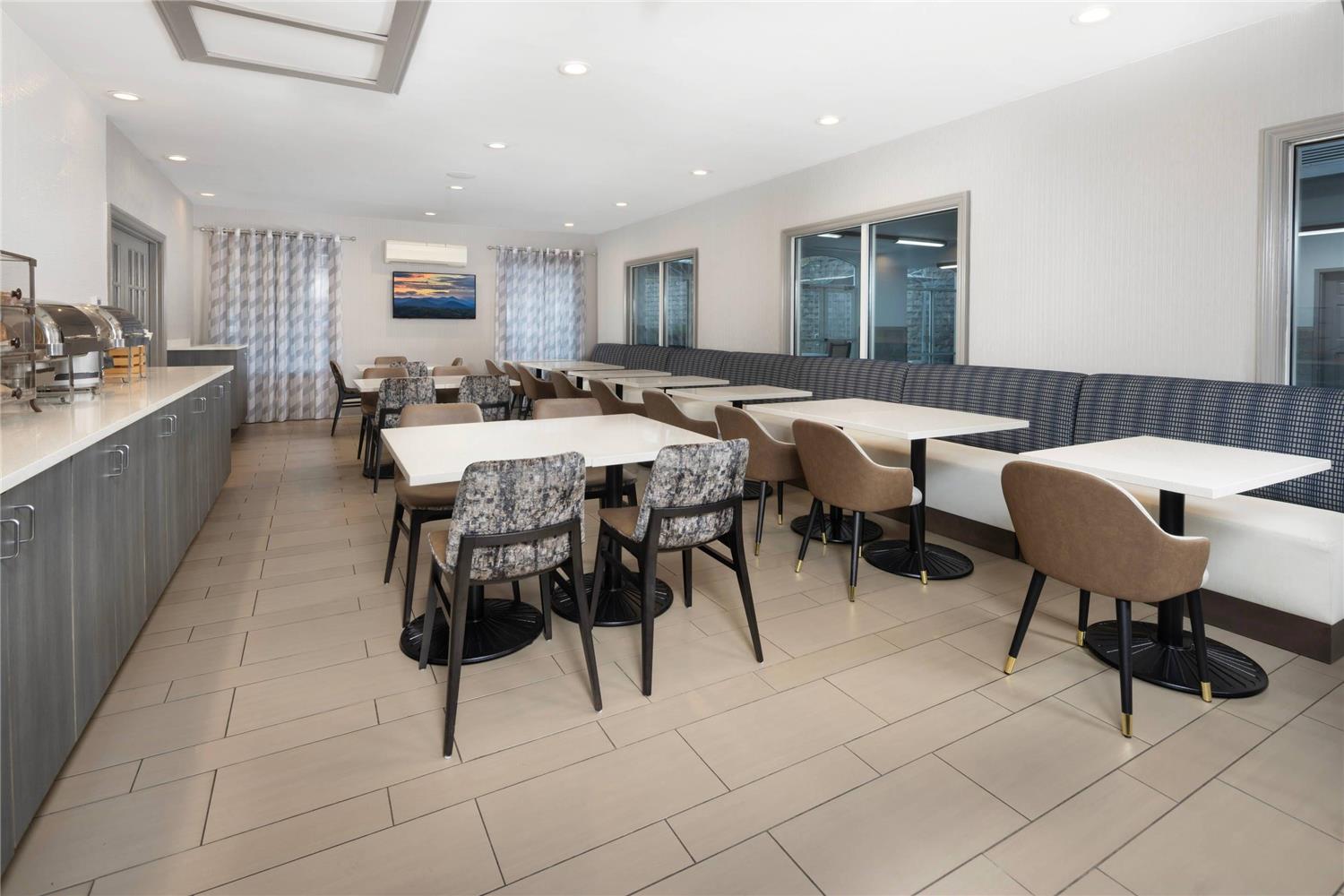 La Quinta Inn & Suites by Wyndham Asheville Downtown 26/34