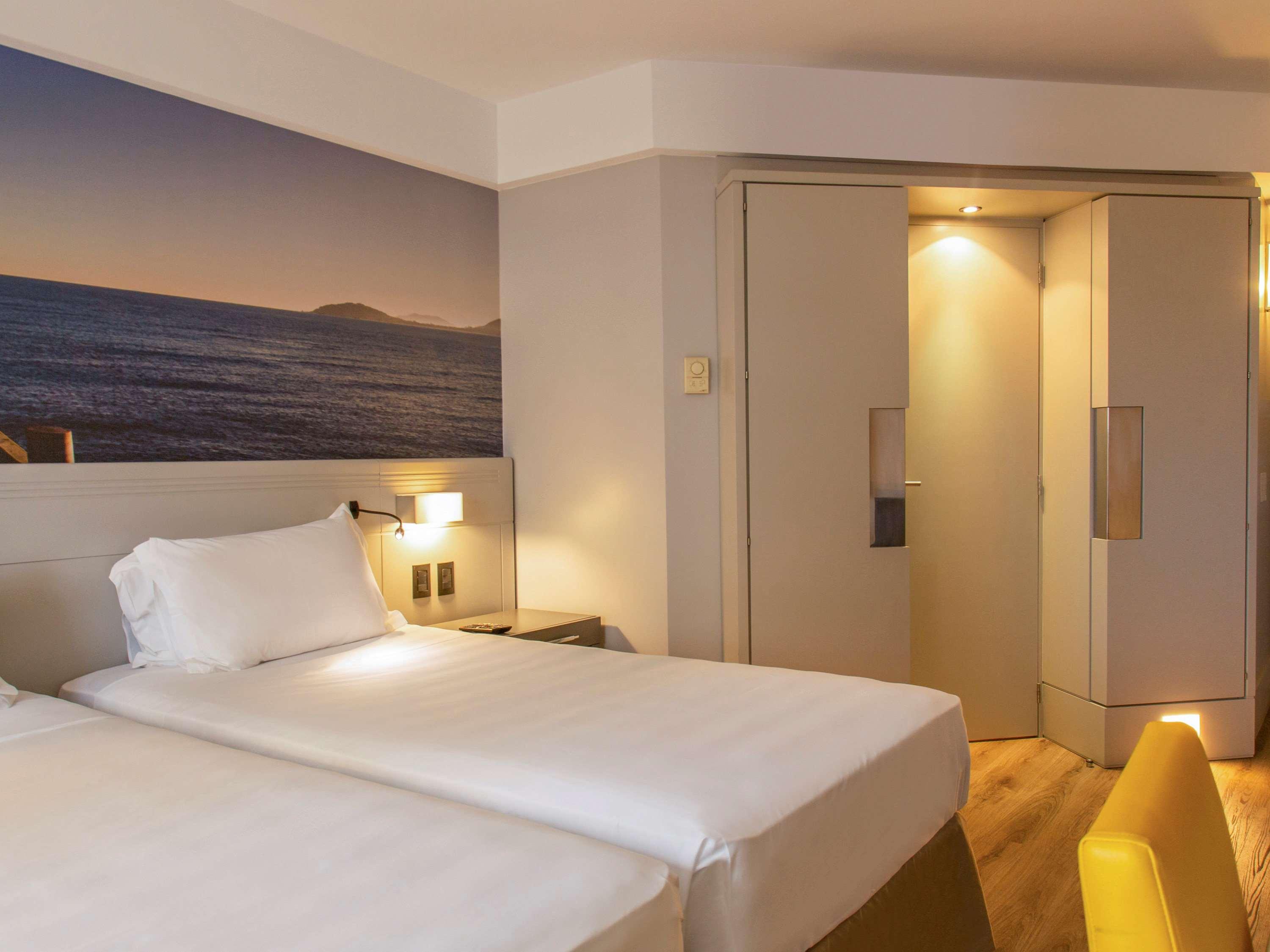 STANDARD, TWIN BEDS, SIDE OCEAN VIEW