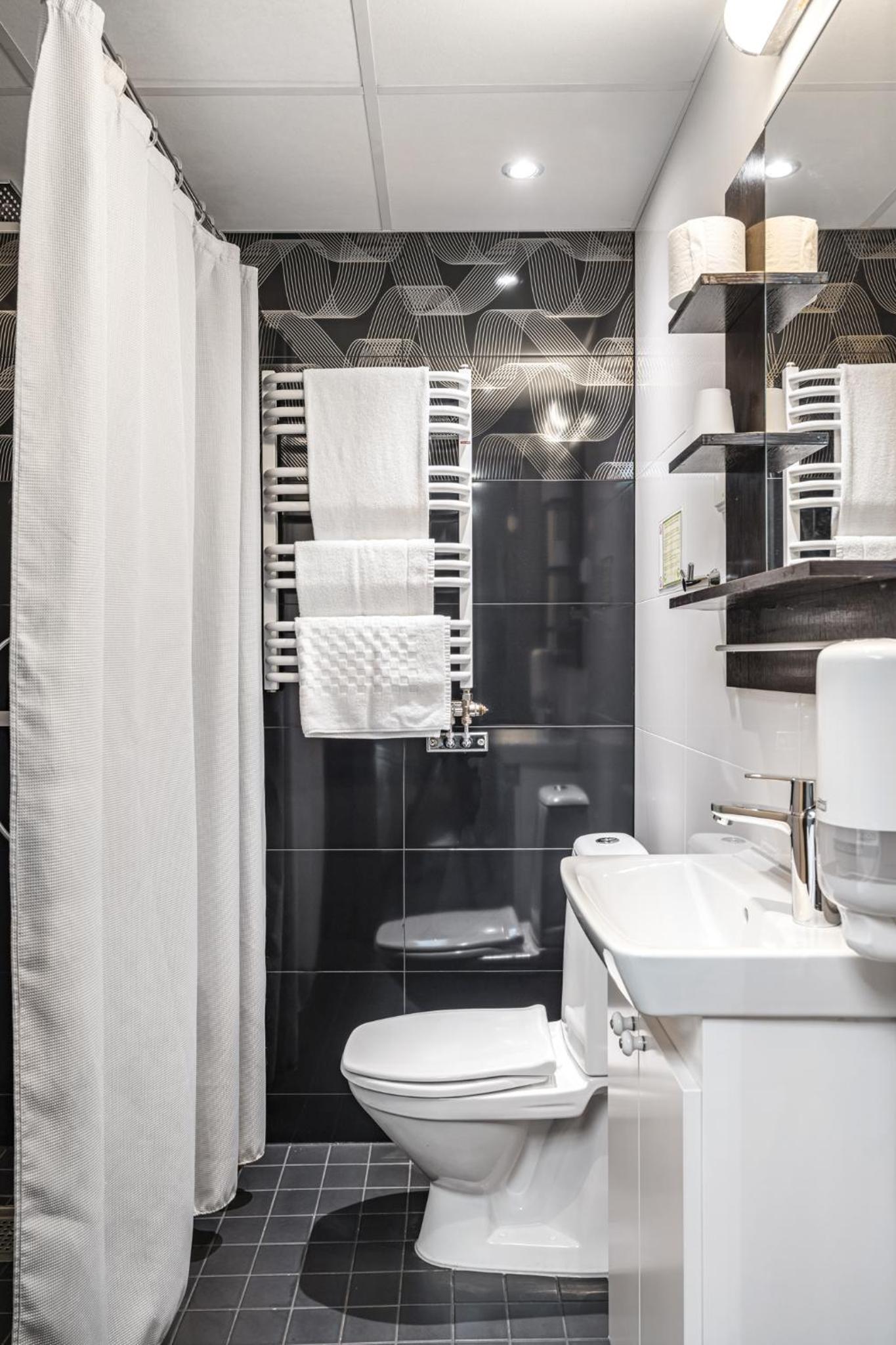 غرفة بسريرين منفصلين وسرير بطابقين، Stockholm Inn Hotel 8/10