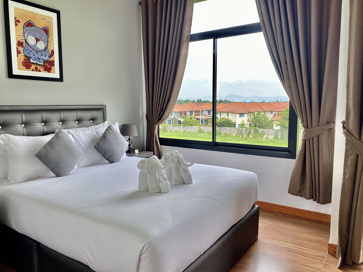 DELUXE, QUEEN BED