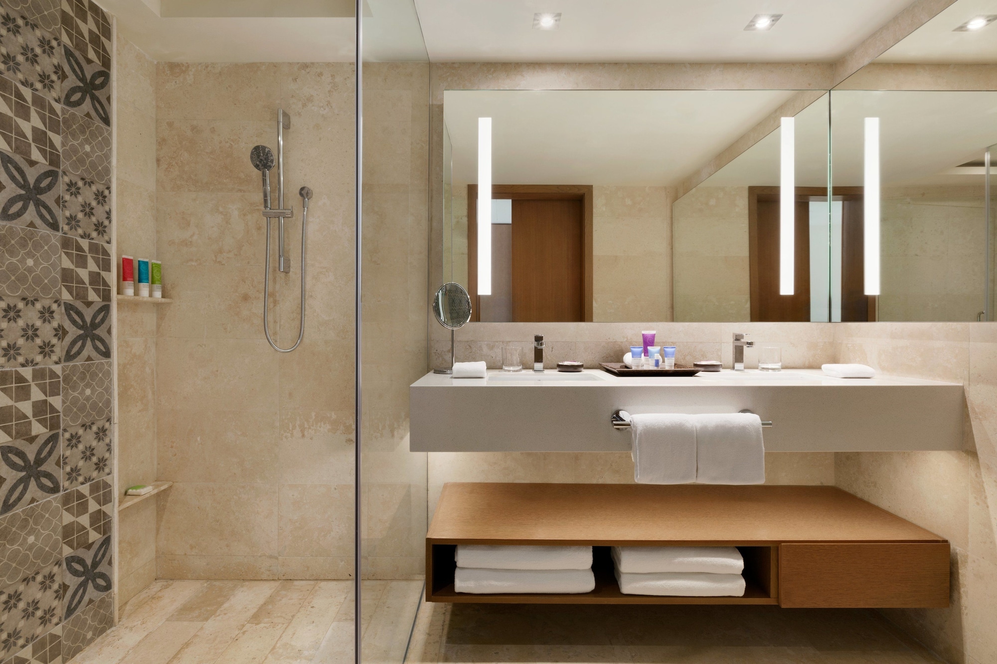 غرفة بسرير كينج بإطلالة على البحر مع أريكة، HYATT ZIVA CANCUN 3/4