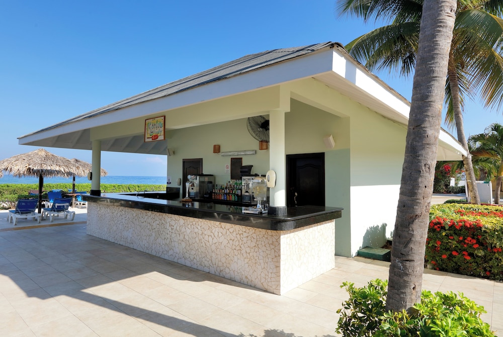 The Signature Level at Grand Palladium Lady Hamilton Resort & Spa 8/48